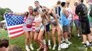 Sejumlah gadis berpose dengan bendera Amerika Serikat saat menghadiri hari ke 2 Festival Budweiser Made in America 2017 di Benjamin Franklin Parkway di Philadelphia, Pennsylvania (3/9). (Lisa Lake/Getty Images for Anheuser-Busch/AFP)