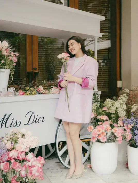 OOTD pakai blazer yang chic ala Aaliyah Massaid. Ia mengenakan kaus putih, ditumpuknya dengan oversized blazer berwarna ungu yang serasi dan  manis. [Foto: Instagram/aaliyah.massaid]