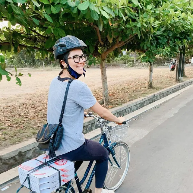 6 Potret Kesederhanaan Istri Eross Candra Sheila on 7,