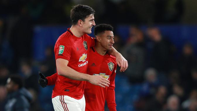 Bek Manchester United, Harry Maguire berselebrasi dengan Jesse Lingard (kanan) pada akhir babak keempat Carabao Cup di Stamford Bridge, Rabu (30/10/2019). MU melaju ke perempat final Carabao Cup setelah membekuk Chelsea 2-1. (AP/Ian Walton)
