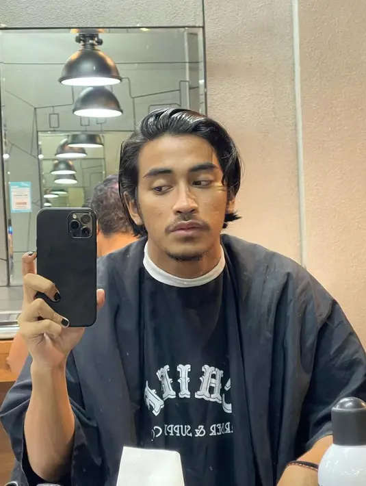 <p>Ia sendiri tidak mengetahui bisa menirukan suara ayahnya sampai mirip. "Saya sendiri tidak tahu, mengapa bisa menirukan begitu, dan suka prank Ibu saya," kata Abidzar. [Instagram/abidzar73]</p>