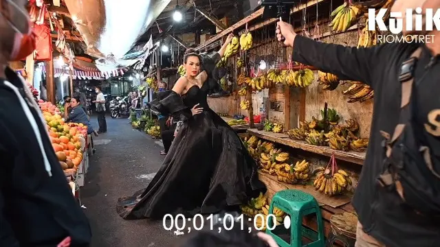 Pakai Gaun Rp 1 Miliar Ini 7 Pemotretan Melaney Ricardo di Tengah Pasar Glodok