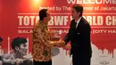 Presiden BWF Poul Erik Hoyer (Kanan) memberikan cinderamata kepada Gubernur Basuki Tjahaja Purnama saat acara Welcome Dinner penyambutan Kejuaraan Dunia Bulutangkis 2015 di Gedung Balai Kota, Jakarta, Sabtu (8/8/2015).(Liputan6.com/JohanTallo)