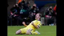 Bek Chelsea, Miroslav Branislav Ivanovic melakukan selebrasi usai mencetak gol ke gawang PSG saat putaran 16 besar Liga Champions di Stadion Parc des Princes , Paris (17/2/2015). PSG bermain imbang dengan Chelsea (1-1). (REUTERS/Christian Hartmann)