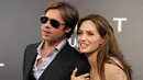 Pasangan seleb Angelina Jolie dan Brad Pitt menghadiri pemutaran perdana film 'Salt' di dHollywood, California, 19 Juli 2010. Sebelumnya, Brad Pitt dan Jolie bertemu ketika membintangi film Mr & Mrs. Smith pada 2003 silam. (Kevin Winter/Getty Images/AFP)