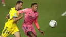 Pemain Real Madrid, Eder Militao, berebut bola dengan pemain Cadiz, Filip Malbasic, pada laga Liga Spanyol di Stadion Alfredo Di Stefano, Minggu (18/10/2020). Real Madrid takluk dengan skor 1-0. (AP/Bernat Armangue))