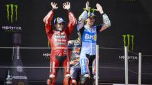 Marc Marquez dan Alex Marquez di atas podium Main Race MotoGP Catalunya 2025. (Josep LAGO / AFP)