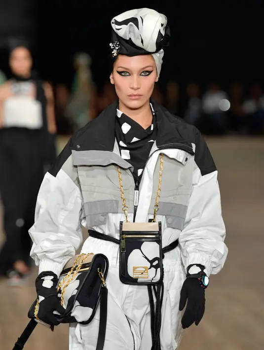 Model cantik, Bella Hadid berjalan di catwalk dalam balutan koleksi Marc Jacobs Spring/Summer 2018 selama New York Fashion Week, Rabu (13/9). Bella tampil sporty memakai jaket warna hitam putih dengan turban warna senada. (SLAVEN VLASIC/GETTY IMAGES/AFP)