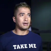 Sebagai seorang anak, keinginan untuk memenuhi keinginan orang tua pasti ada dalam benak. Seperti halnya Irfan Hakim yang berusaha menuruti keinginan ayahnya yang kini berangsur pulih dari sakitnya. (Nurwahyunan/Bintang.com)