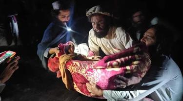 Evakuasi warga terdampak gempa Afghanistan. (AP)