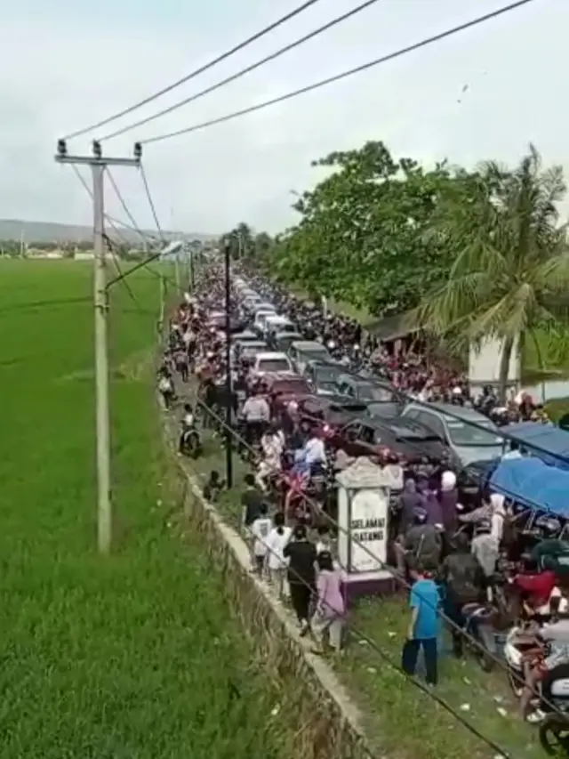 Puluha ribu pengunjung pantai Sayang Heulang, Garut, Jawa Barat akhirnya mengalami Stag cukup parah seiring meningkatnya jumlah kunjungan saat libur lebaran Idul Fitri 1443 H tahun ini. (Liputan6.com/Jayadi Supriadin)