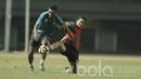 Pemain Arema, Adam Alis, berebut bola dengan Ferry Aman Saragih saat menggelar latihan jelang lawan Persija di Stadion Patriot, Bekasi, Rabu, (31/05/2017). Arema siap mencuri poin di kandang Persija. (Bola.com/M Iqbal Ichsan)
