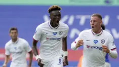 Pemain Chelsea Ross Barkley (kanan) merayakan golnya ke gawang Leicester City dengan Tammy Abraham pada putaran keenam Piala FA di King Power Stadium, Leicester, Inggris, Minggu (28/6/2020). Chelsea melaju ke semifinal Piala FA usai menaklukkan Leicester City 1-0. (Tim Keeton/Pool via AP)