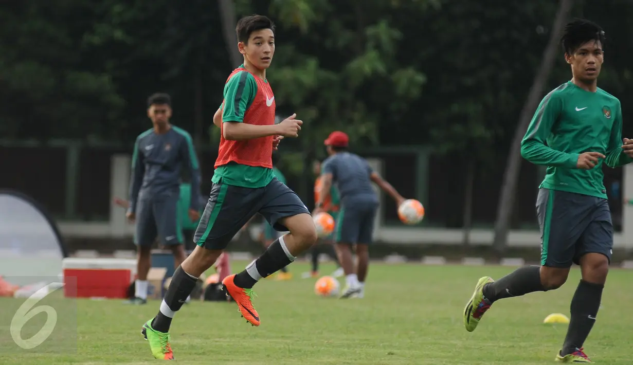 Jack Brown saat mengikuti latihan seleksi Timnas Indonesia U-19 di Lapangan Atang Sutresna, Jakarta, Kamis (6/4). 14 pemain yang pernah berlaga di luar negeri mengikuti seleksi masuk Timnas Indonesia U-19. (Liputan6.com/Helmi Fithriansyah)