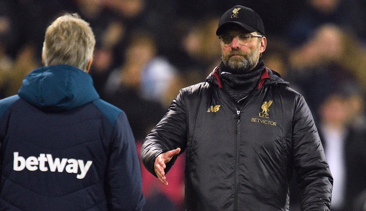 Pelatih Liverpool, Jurgen Klopp bersalaman dengan pelatih West Ham United, Manuel Pellegrini usai pertandingan lanjutan Liga Inggris di The London Stadium (4/2). Hasil ini membuat posisi Liverpool ditempel ketat oleh Manchester City. (AFP Photo/Glyn Kirk)