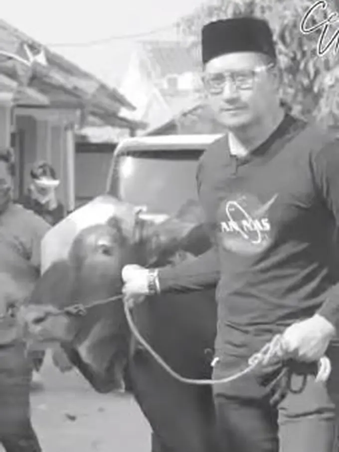 Arie Untung potong sendiri hewan qurban (Instagram/ariekuntung)