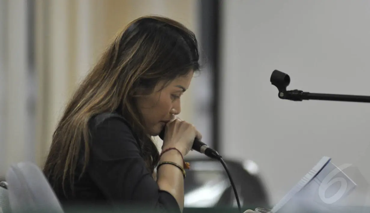 Presdir PT Kaltim Parna Industri (KPI), Artha Meris Simbolon menjalani sidang pledoi terkait kasus di SKK Migas yang melibatkan mantan Kepala SKK Migas, Rudi Rubiandini, Jakarta, Kamis (13/11/2014). (Liputan6.com/Miftahul Hayat)