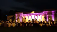 Para jemaah yang sudah hadir tampak menjadikan kilauan Istana sebagai latar belakang foto. (Liputan6.com/Ahmad Romadoni)