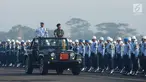 Panglima TNI Marsekal TNI Hadi Tjahjanto (kanan) memeriksa pasukan peserta upacara gelar Operasi Penegakan Ketertiban (Gaktib) dan Yustisi POM TNI Tahun 2019 di Lanud Halim Perdanakusuma, Jakarta, Jumat (8/2). (Merdeka.com/Imam Buhori)