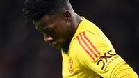 Ekspresi kecewa kiper Manchester United, Andre Onana setelah kalah dari Bayern Munchen pada laga Grup A Liga Champions 2023/2024 di Old Trafford, Manchster, Inggris, Rabu (13/12/2023). (AFP/Peter Powell)