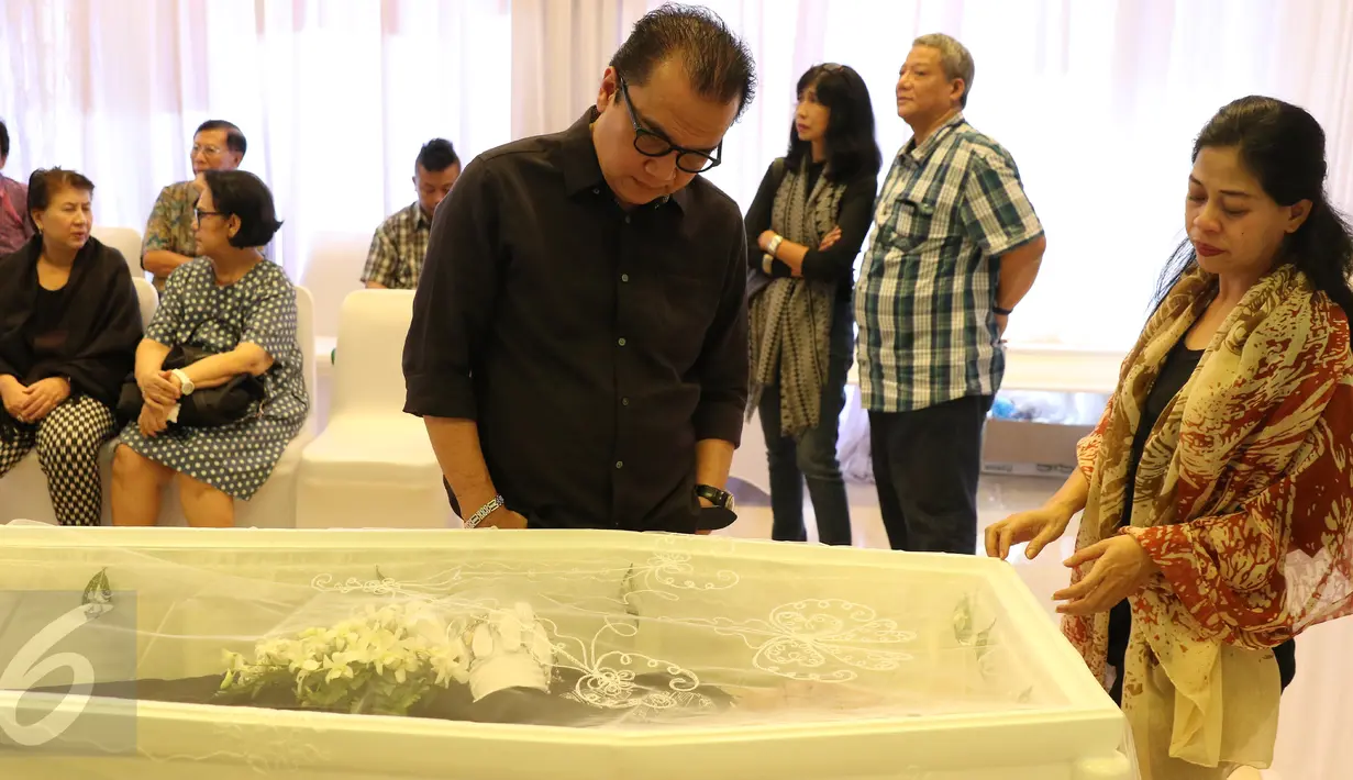 Musisi dan politikus, Tantowi Yahya pada saat melihat jenazah ALM Ireng Maulana di rumah duka dharmais, Jakarta, Minggu (6/3/2016). Musisi Jazz Ireng Maulana Meninggal dunia pada minggu dini hari, di sebabkan sakit jantung. (Liputan6.com/Herman Zakharia)
