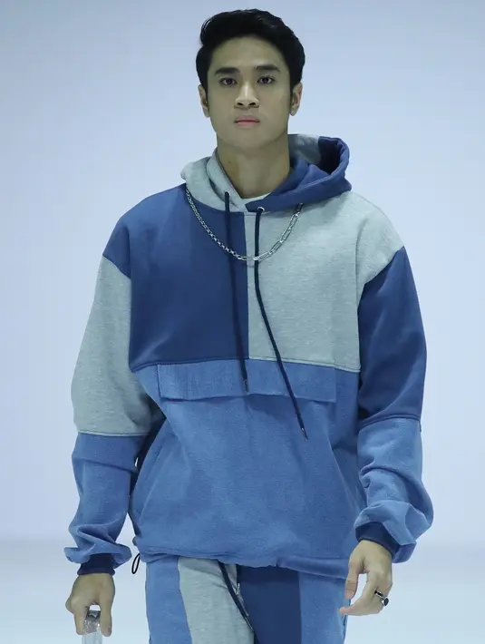 Palet warna yang digunakan adalah earthone dengan sentuhan warna kontras mencerminkan kehidupan yang beragam. (JFW).