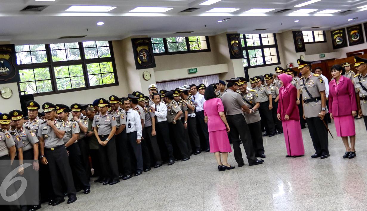Kapolri Jend. (Pol.) Badrodin Haiti memberikan ucapan selamat kepada Kepala BNPT Irjen Tito Karnavian, pejabat Kapolda yang baru usai Sertijab Kapolda di Rupatama, Mabes Polri, Jakarta, (21/3). (Liputan6.com/Fery Pradolo)