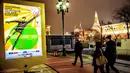 Warga melintas di depan poster pengumuman drawing Piala Dunia 2018 di Kremlin, Moscow, Rabu (29/11/2017). Drawing 32 peserta Piala Dunia 2018 akan dilakukan pada Jumat (1/12/2017) di Rusia. (AFP/Malden Antonov)