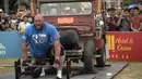 Johan Els dari Afrika Selatan menarik mobil pada kompetisi pria terkuat di dunia atau World’s Strongest Man di Manila, Filipina, 5 Mei 2018. Para peserta harus mengikuti 6 tantangan untuk menyandang gelar manusia terkuat di planet bumi (NOEL CELIS/AFP)