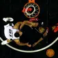 Tim Duncan dan Chris Bosh beradu pada Final NBA, San Antonio Spurs vs Miami Heat (AFP/Andy Lyons)