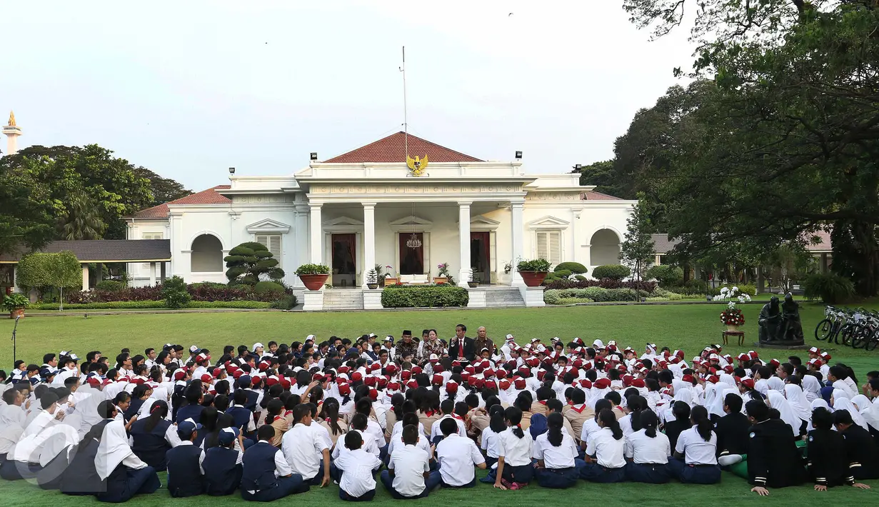 Presiden Joko Widodo saat mendongeng didepan puluhan pelajar di halaman tengah Istana, Jakarta, Rabu (17/5). Dalam kegiatan ini Jokowi mendongeng untuk anak-anak dengan cerita 'Lutung Kasarung'. (Liputan6.com/Angga Yuniar)