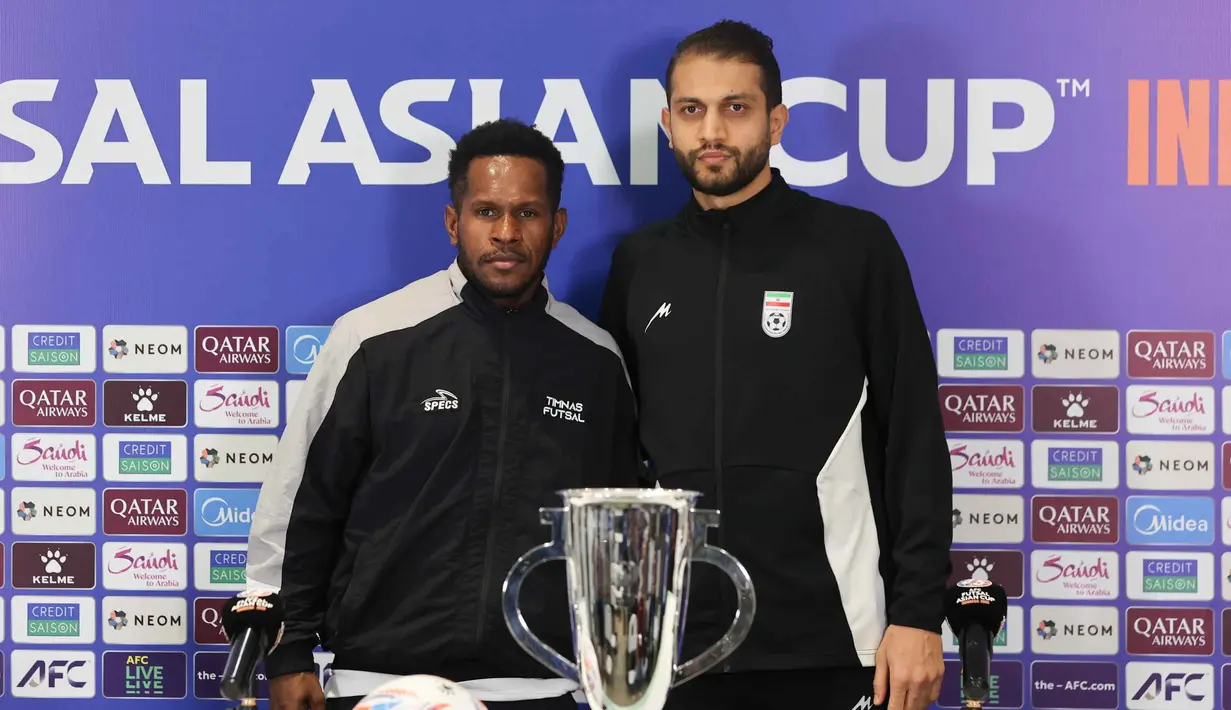 Sebagai informasi, Iran sudah 13 kali juara Piala Asia Futsal, sekaligus menjadikannya tim terkuat. Tampak dalam foto, pemain Timnas Futsal Indonesia, Brian Lindrey (kiri) berfoto bersama Mohammad Hossein Derakhshani (Iran) usai memberi keterangan terkait laga final Piala Asia 2026 di Indonesia Arena, Kompleks Gelora Bung Karno, Senayan, Jakarta, Jumat (6/2/2026). (Bola.com/M Iqbal Ichsan)