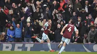 Gol pemain Burnley, Johann Berg Gudmundsson buyarkan kemenangan Manchester City pada laga Premier League di Turf Moor Stadium, Burnley, (3/2/2018). Burnley tahan Manchester City 1-1. (AFP/Oli Scarff)