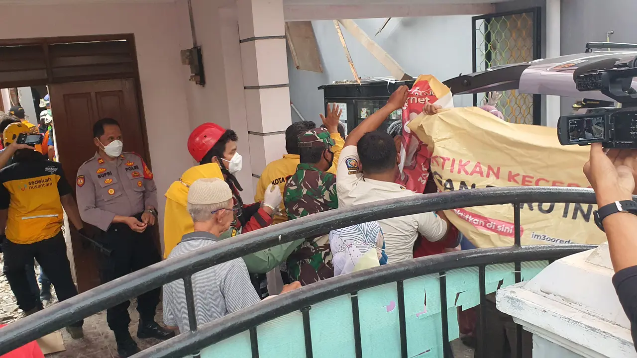 Korban yang terhimpit reruntuhan menara air PDAM dan crane jatuh di Depok berhasil dievakuasi