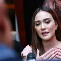 Pemeran dalam film 'Eiffel I'm in Love' itu membantah jika film The Doll disamakan dengan film 'Annabelle'. Film lama yang juga mengangkat kisah boneka berambut pirang. (Adrian Putra/Bintang.com)