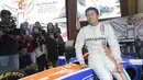 Pebalap F1 asal Indonesia, Rio Haryanto, berpose bersama replika mobil Manor Racing di Jakarta, Senin (14/3/2016). (Bola.com/Vitalis Yogi Trisna)