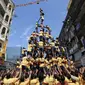 Ribuan umat Hindu membentuk piramida manusia untuk mencapai dan memecahkan dahi-handi (pot yang terbuat dari tanah liat) pada Festival Janmashtami di Mumbai, India, 6 September 2015. Festival ini menandai kelahiran dewa Krishna (REUTERS/Danish Siddiqui)