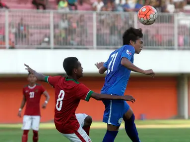 Pesepakbola Timnas U-19  Muhammad  Alwi Salaman  membayangi pemain Filipina U-19 Javier Paulo pada International Friendly Match di Stadion Maguwoharjo, Sleman, Jumat (19/8). Indonesia menang dengan skor 3-1. (Liputan6.com/Boy Harjanto)