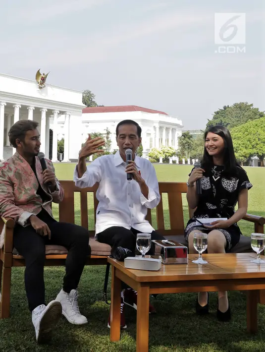 Presiden Joko Widodo saat melakukan audensi dengan para konten kreator XYZ 2018 di Istana Bogor, Minggu (22/4). Dalam kesempatan tersebut Jokowi mengungkapkan keinginannya memiliki follower yang banyak di YouTube. (Liputan6.com/Angga Yuniar)