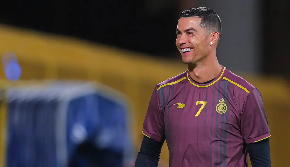 Senyum Cristiano Ronaldo saat melakukan sesi latihan di markas Al Nassr, King Fahd, Riyadh, Sabtu (6/5/2023). (Twitter/Al Nassr FC)
