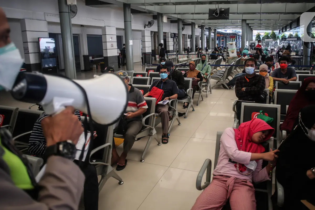 Vaksinasi di Stasiun Pasar Senen
