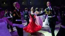 Siswa sekolah militer menari saat pesta tahunan Cadet Ball di Moskow, Rusia, Selasa (17/12/2019). Tarian dalam acara ini menggambarkan kemegahan kaum Tsar Rusia. (AP Photo/Pavel Golovkin)