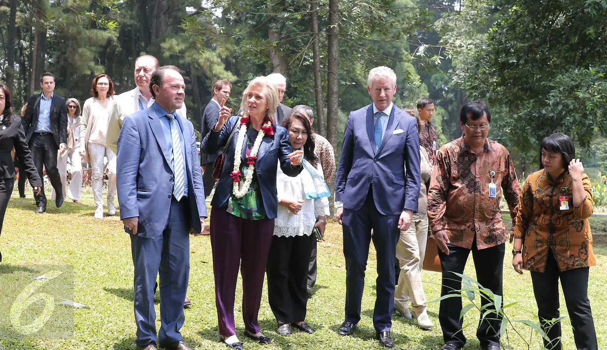 Putri Astrid dari Kerajaan Belgia (kedua kiri) saat mengunjungi Kebun Raya Bogor, Jawa Barat, Rabu (16/3). Kegiatan itu sebagai salah satu rangkaian kunjungan resmi kenegaraan Kerajaan Belgia dengan misi kerja sama bilateral. (Liputan6.com/Faizal Fanani)