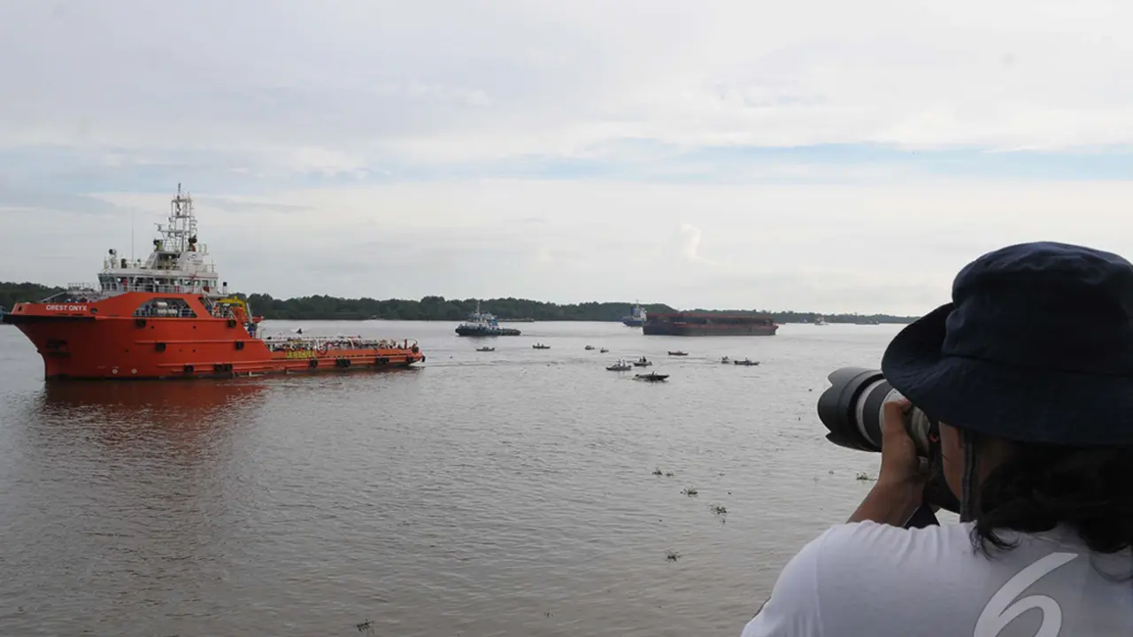 Warga Antusias Lihat Ekor Pesawat AirAsia QZ8501