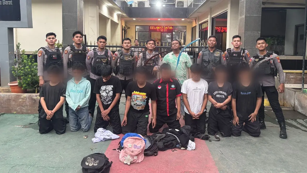 Polres Metro Jakarta Barat telah mengamankan delapan orang pelajar yang diduga akan melakukan aksi tawuran di Kapuk Raya, Jakarta Barat, Sabtu (7/12/2024). Sejumlah barang bukti senjata tajam turut diamankan. (Merdeka.com/Nur Habibie)