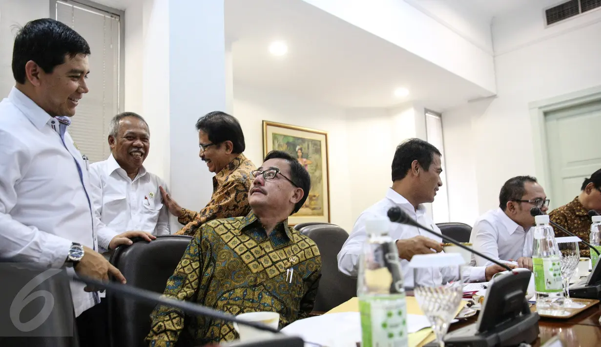 Menpan-RB Yuddy Chrisnadi  berbincang dengan Menteri Agraria dan Tata Ruang Ferry M. Baldan sebelum rapat terbatas yang dipimpin Presiden Jokowi dan Wapres Jusuf Kalla di Kantor Kepresidenan, Jakarta, Rabu (16/9/2015). (Liputan6.com/Faizal Fanani)