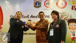 Perwakilan IDI Jakarta memberikan Cinderamata kepada Wakil Gubernur DKI Jakarta, Djarot Saiful Hidayat saat membuka Lomba Dokter Kecil Award Tahun 2016 Tingkat Provinsi DKI Jakarta, Minggu (2/10). (Liputan6.com/Johan Tallo)