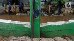 Sejumlah pekerja mengerjakan perbaikan turap Kali Baru, Jakarta, Selasa (16/11/2021). Perbaikan turap sebagai antisipasi meluapnya aliran air yang menyebabkan banjir di kawasan tersebut. (Liputan6.com/Johan Tallo)