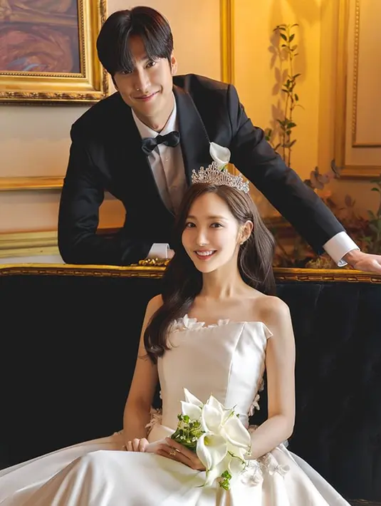 Foto-foto 'pernikahan' Na In Woo dan Park Min Young yang diunggah di media sosial ini juga banjir pujian netizen. Pasalnya, foto tersebut disebut netizen terlihat begitu niat hingga bisa dijadikan inspirasi. (Liputan6.com/IG/@tvn_drama)