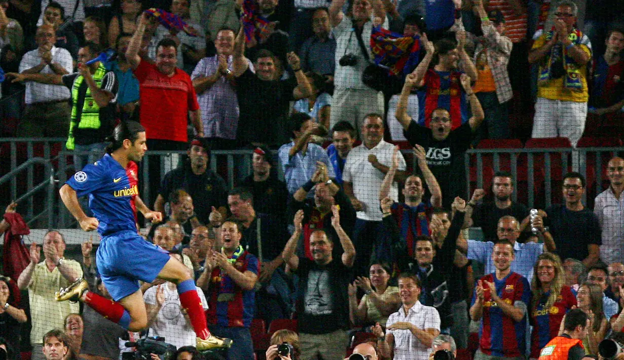 Bek Barcelona, Rafael Marquez, merayakan gol yang dicetaknya ke gawang Sporting Lisbon, pada Liga Champions di Camp Nou, Selasa (16/9/2008). Eks bintang Barcelona ini mendapat sanksi dari Departemen Keuangan AS karena kasus narkoba. (AFP/Josep Lago)